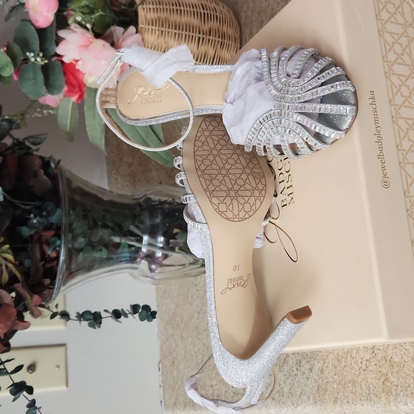 Jewel Badgley Mischka silver heels - Picture 4 of 4
